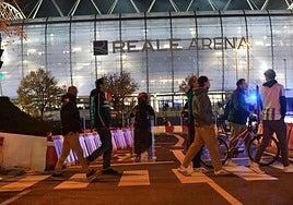 Aficionados, camino del Reale Arena.