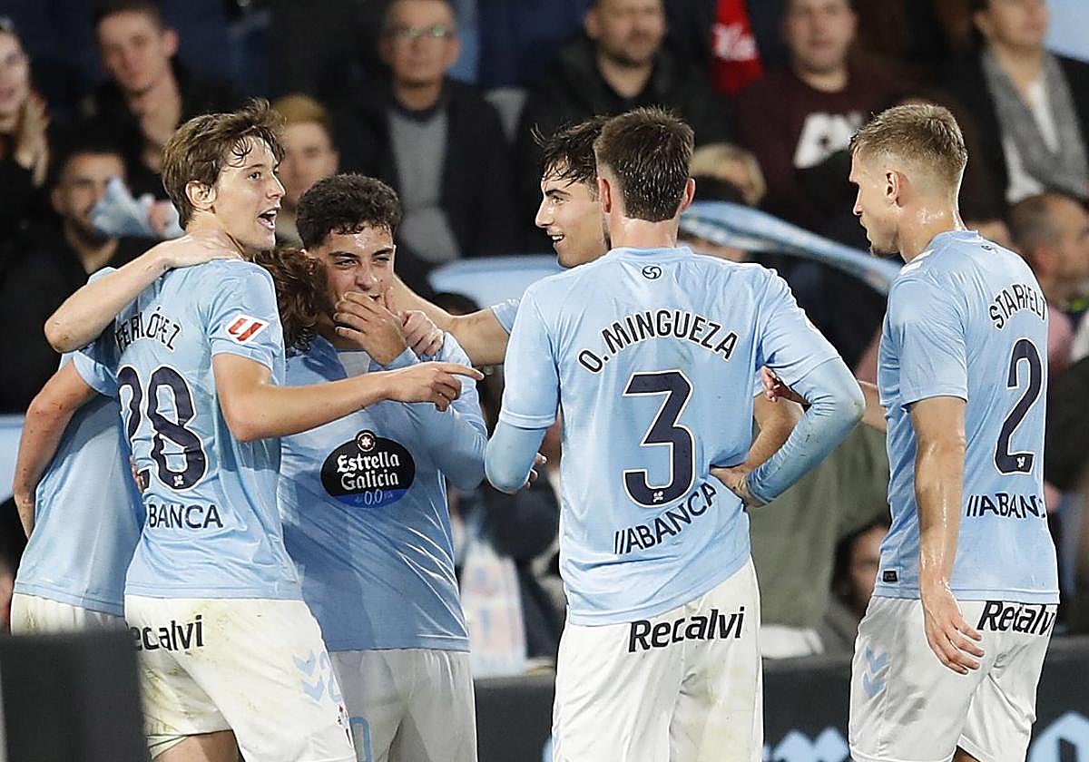 Los jugadores celestescelebran uno de los goles anotados al Barcelona.