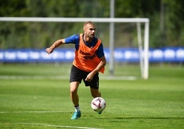 Arambarri busca un compañero en un entrenamiento.