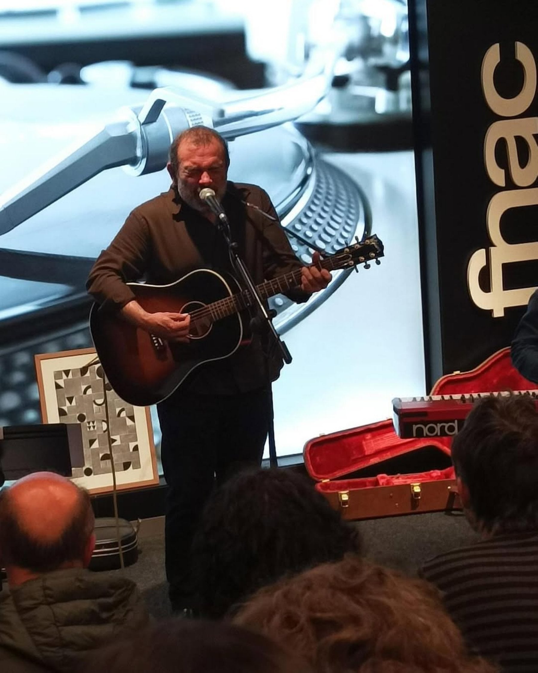 Mikel Aguirre, durante una actuación en marzo de la banda