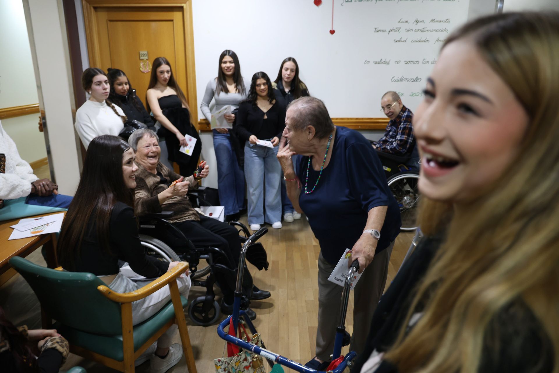 La visita de alumnas de estética en Sustake a los más mayores de la residencia San Ignacio en Donostia, en imágenes
