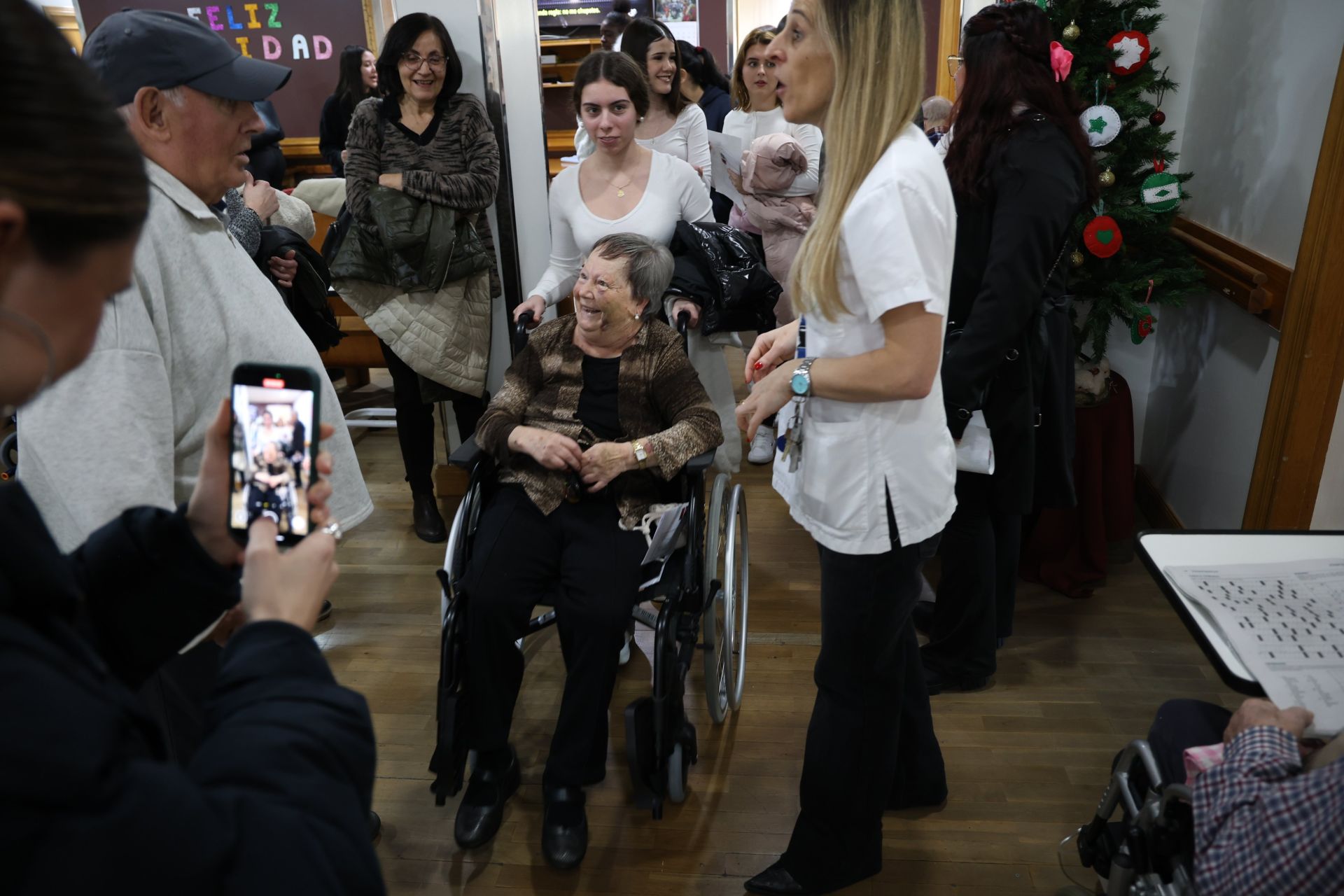 La visita de alumnas de estética en Sustake a los más mayores de la residencia San Ignacio en Donostia, en imágenes