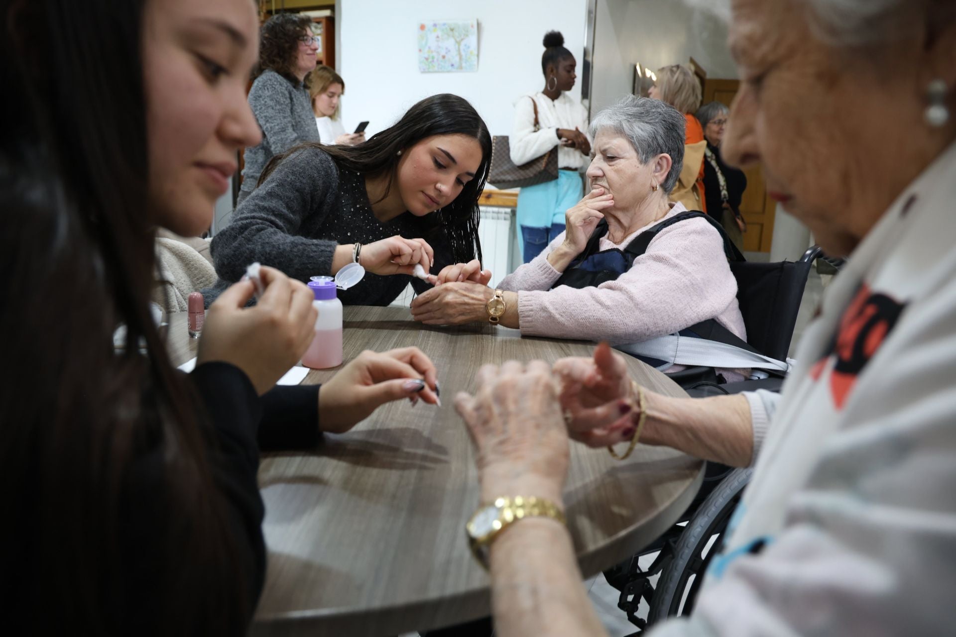 La visita de alumnas de estética en Sustake a los más mayores de la residencia San Ignacio en Donostia, en imágenes