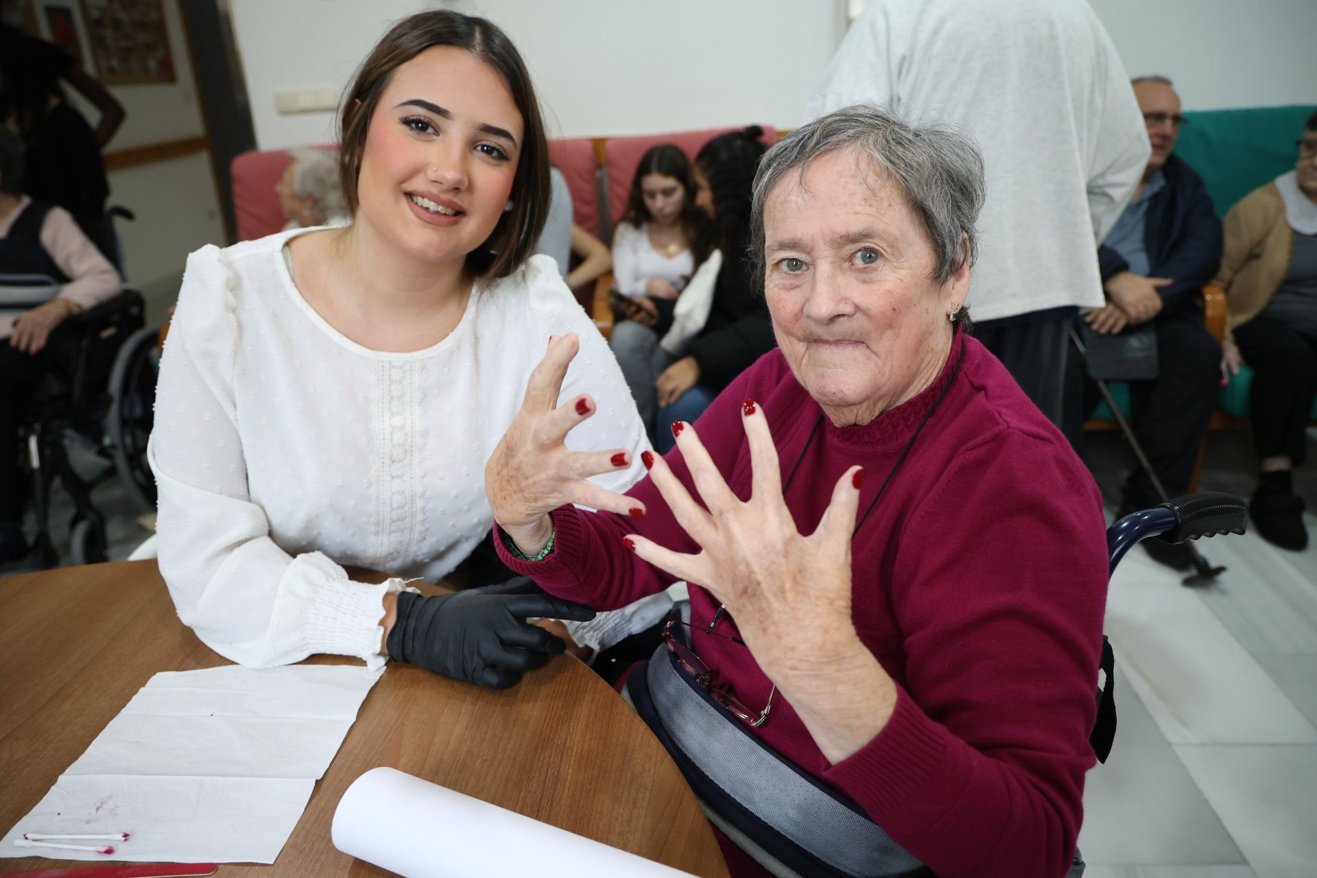 La visita de alumnas de estética en Sustake a los más mayores de la residencia San Ignacio en Donostia, en imágenes