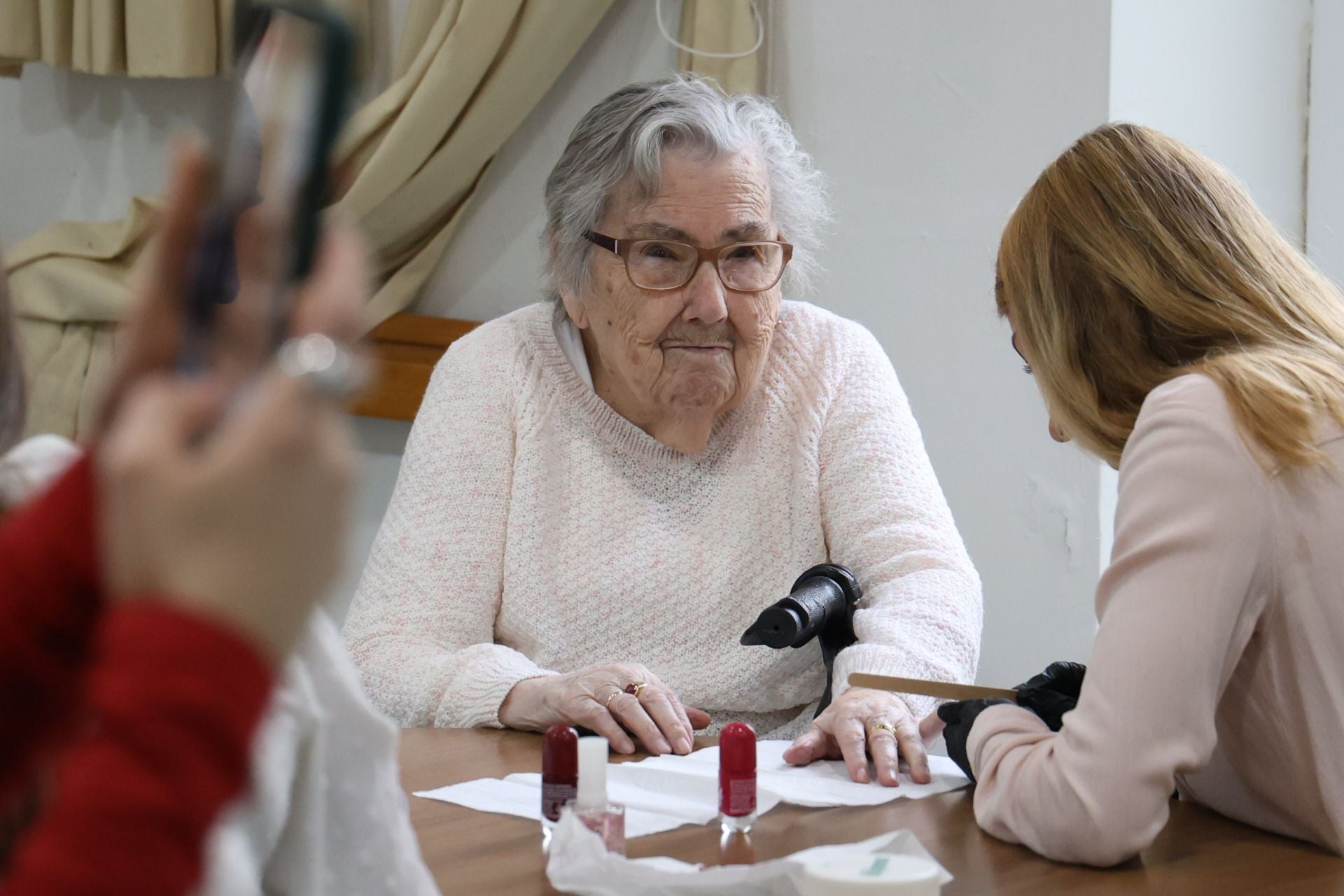 La visita de alumnas de estética en Sustake a los más mayores de la residencia San Ignacio en Donostia, en imágenes