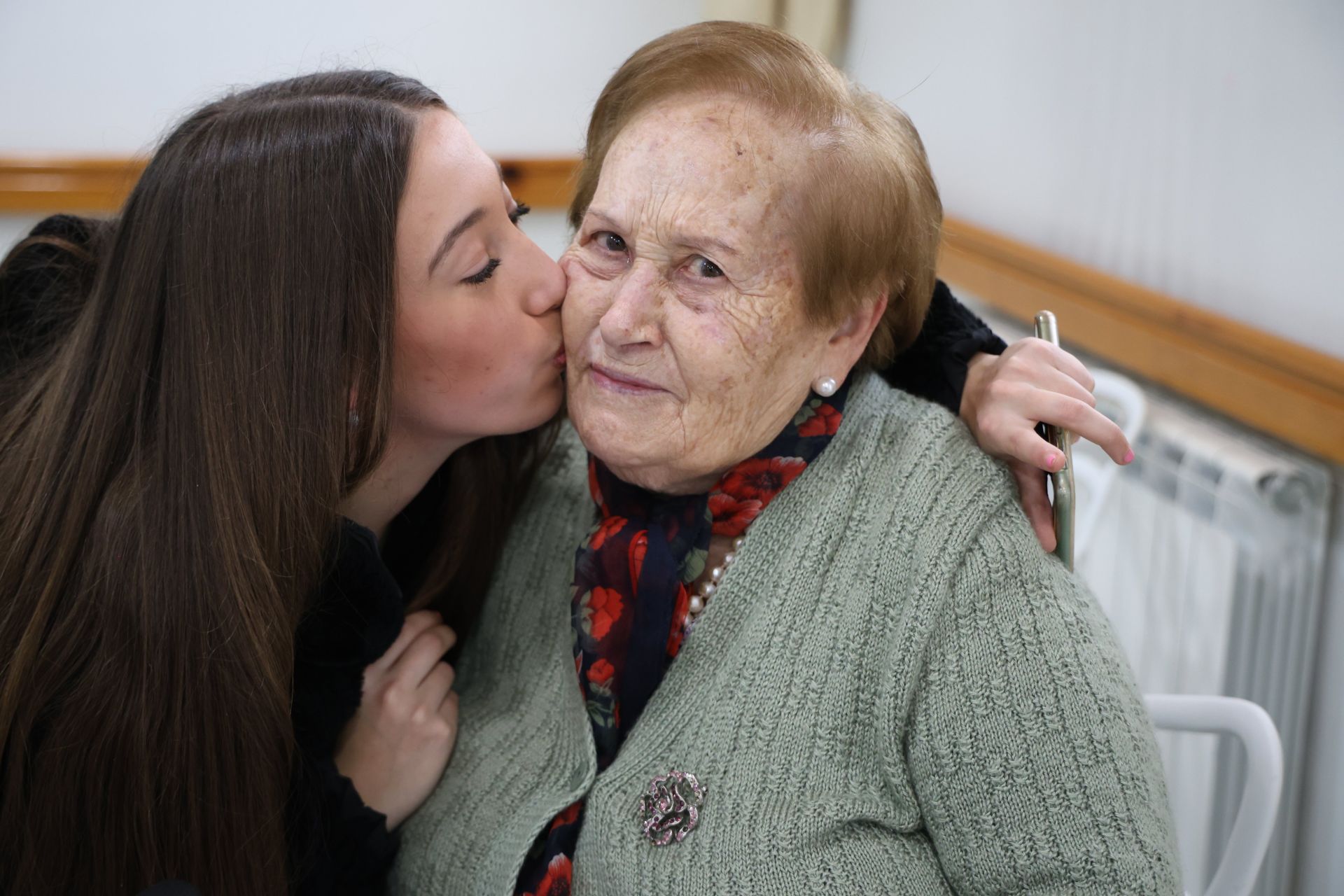 La visita de alumnas de estética en Sustake a los más mayores de la residencia San Ignacio en Donostia, en imágenes