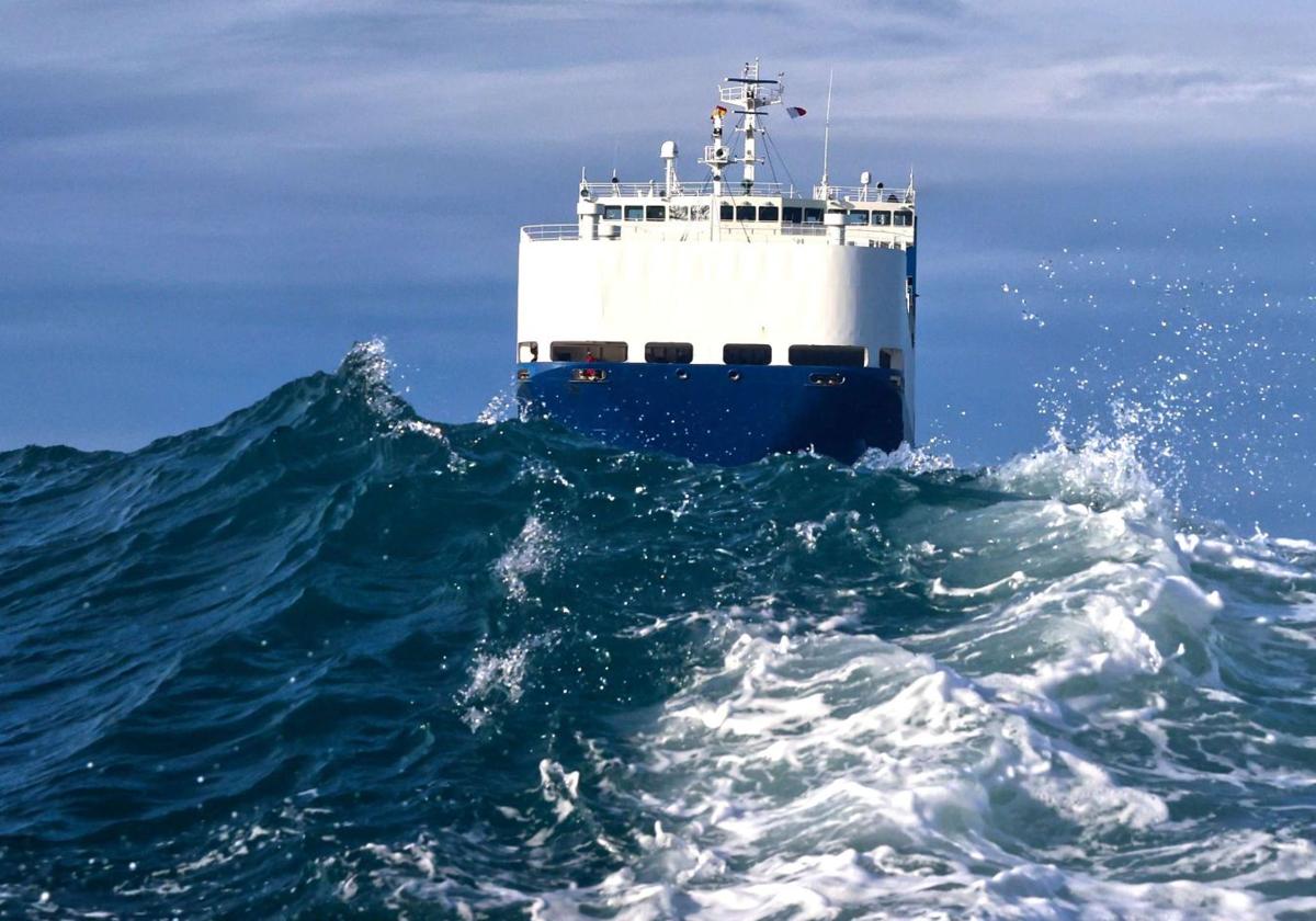 Una embarcación mercante sale desde el Puerto de Pasaia.