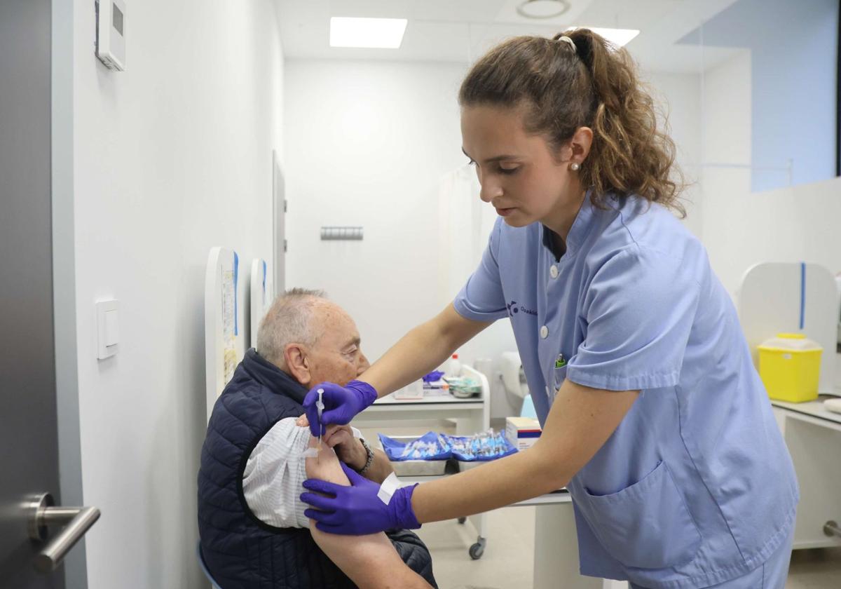 Una enfermera inocula la vacuna contra la gripe a un hombre.