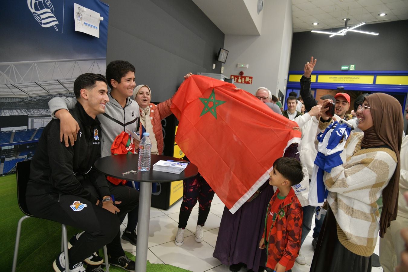 Nayef Aguerd, arropado por la afición txuri-urdin y sus paisanos