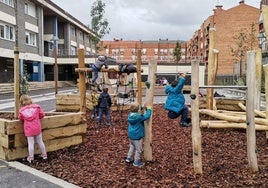 Un grupo de niños se divierte en un centro educativo de Zumaia.