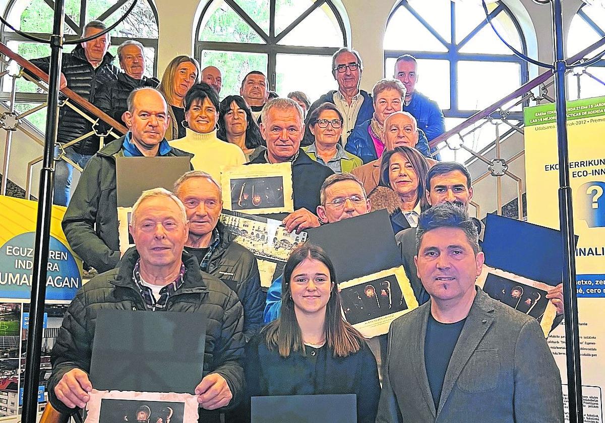 Foto de familia de premiados, familiares y autoridades.