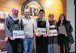 Los ganadores con diplomas.