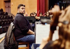 El irundarra Txema Cariñena, durante un ensayo de la Escuela Municipal de Música de Rivas.