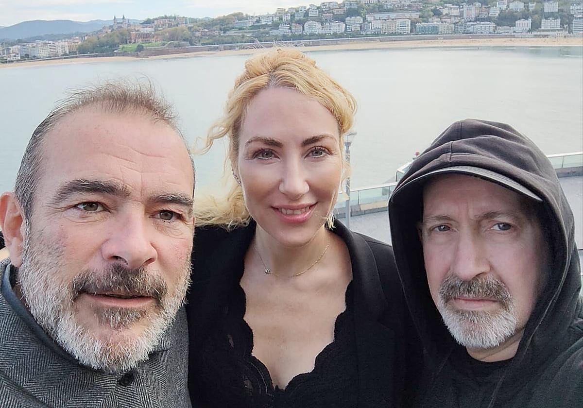Los integrantes de Amateur Mikel Aguirre, Karen Ortiz de Guinea e Iñaki de Lucas posan con la bahía de La Concha al fondo.