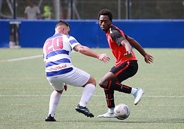 Un jugador del Urki Alkideba pelea la pelota en un encuentro de esta temporada.