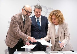 Pedro Marco (Adif), José Antonio Santano (Gobierno), y Susana García Chueca (Gobierno Vasco), durante la firma de la encomienda este viernes.