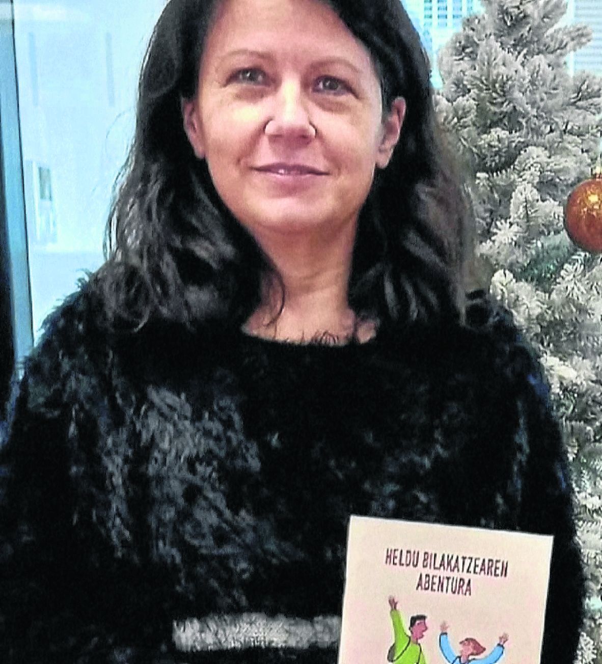 Gloria Vázquez con la guía 'La aventura de madurar'.