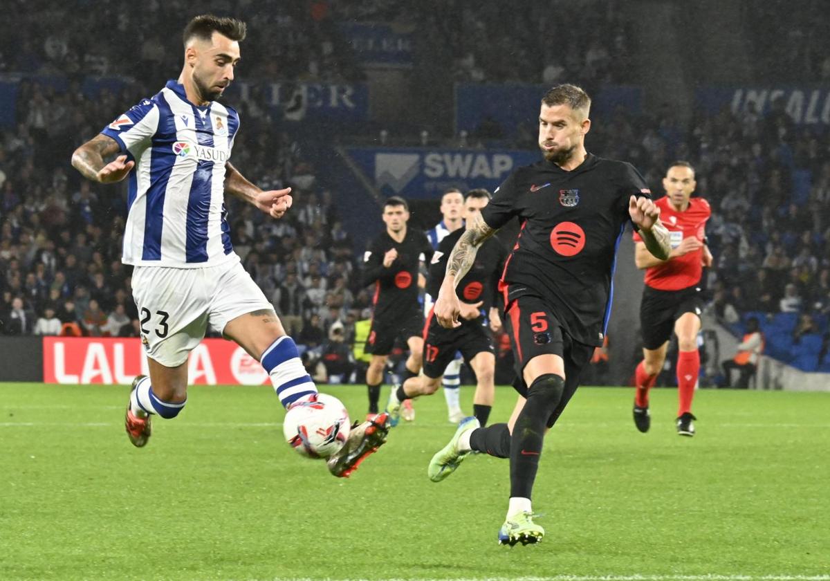 Brais controla un balón ante Iñigo Martínez