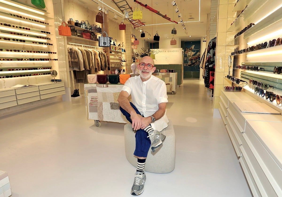 Marcial Muñoz, fundador y gerente de Noventa Grados, posa en el nuevo local de esta 'concept store', ubicada en el número 3 de la calle Loiola donostiarra.