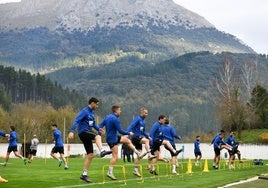 La plantilla del Eibar entrena en Atxabalpe.