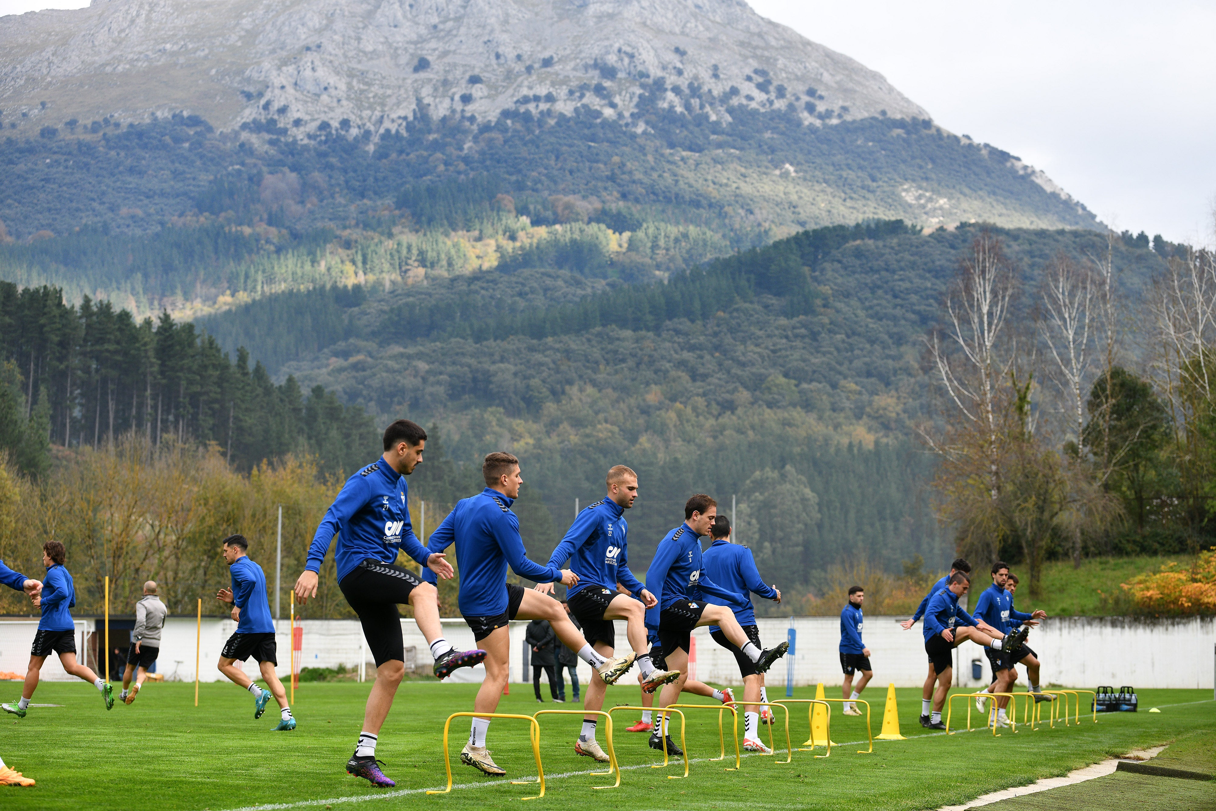 La plantilla del Eibar entrena en Atxabalpe.