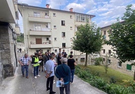 Visita realizada por los representantes del gobierno municipal al barrio de Sigma en el marco de la iniciativa 'Auzoekin batera'.