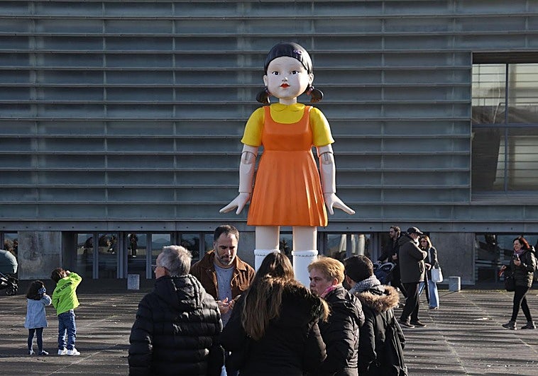 Expectación en Donostia ante la colocación de la gran muñeca de El Juego del calamar.