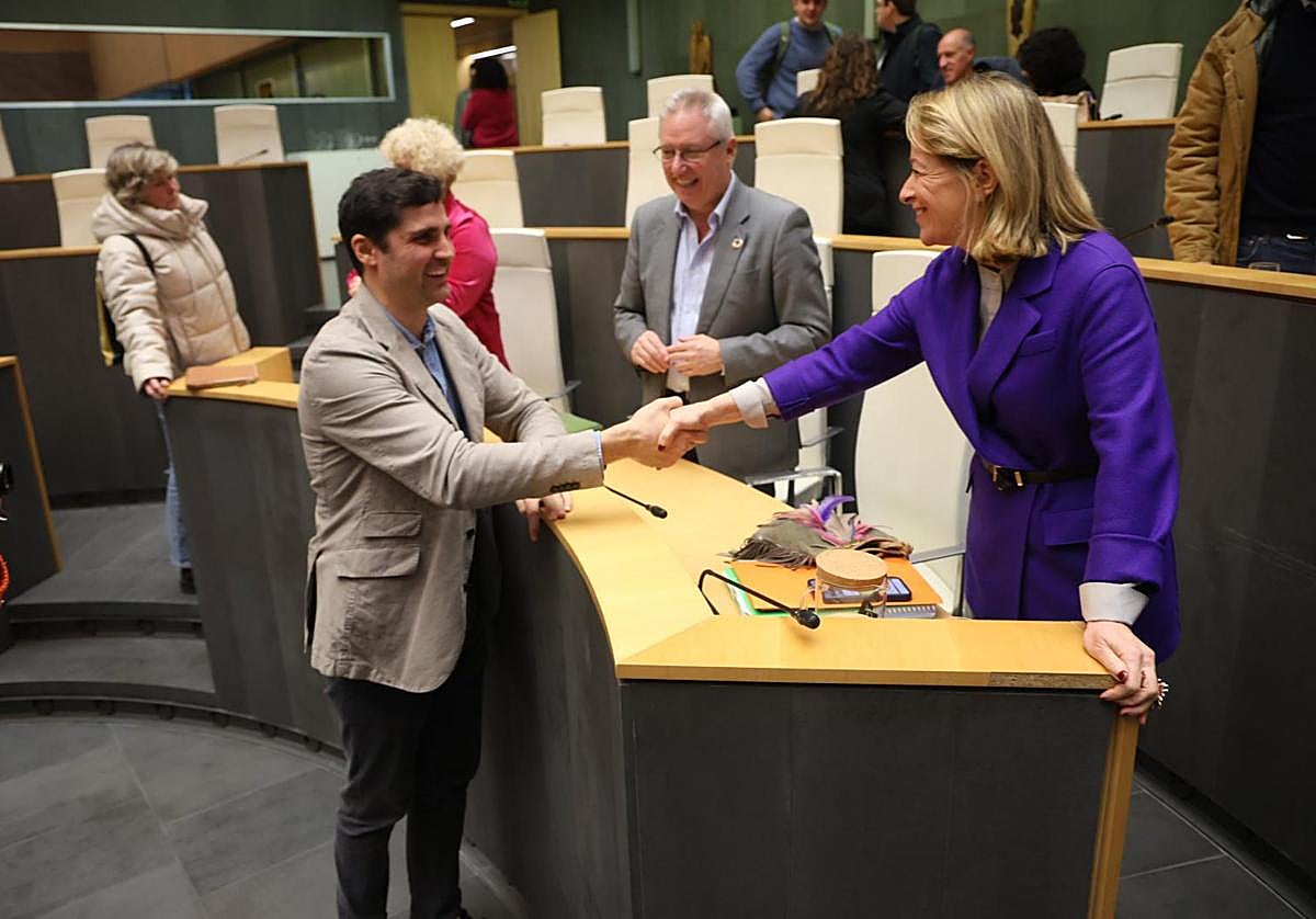 La diputada general de Gipuzkoa, Eider Mendoza, saluda a Mikel Lezama ante Jose Ignacio Asensio tras la aprobación de los Presupuestos