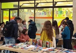 Estudiantes y visitantes disfrutan de la feria solidaria.