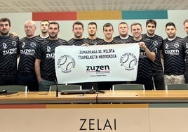 Foto de familia de organizadores, colaboradores y participantes del torneo, en Zelai Arizti.