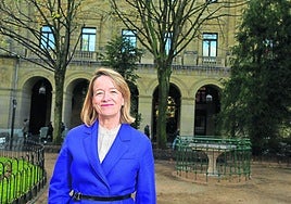 La diputada general de Gipuzkoa, Eider Mendoza, este viernes frente a la Diputación tras haber aprobado los primeros Presupuestos de su legislatura.