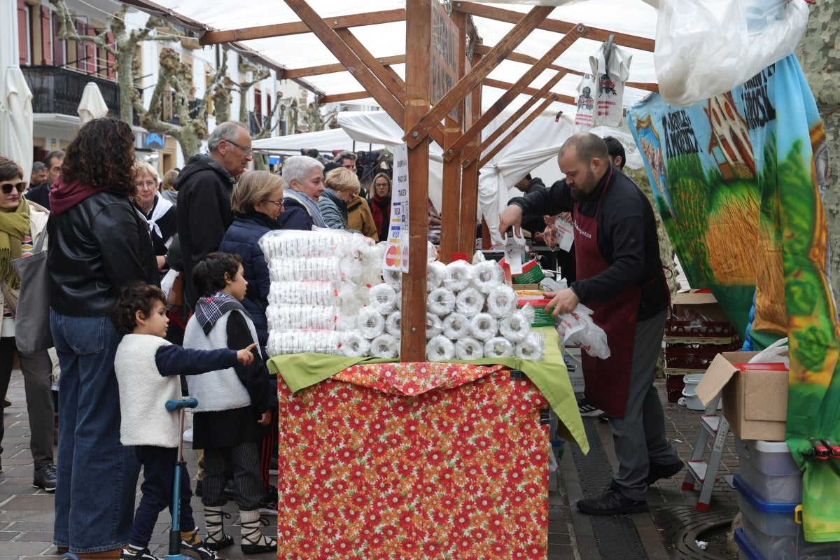 Hondarribia disfruta de su feria de Santo Tomás