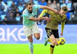 Turrientes forcejea con Borja Iglesias