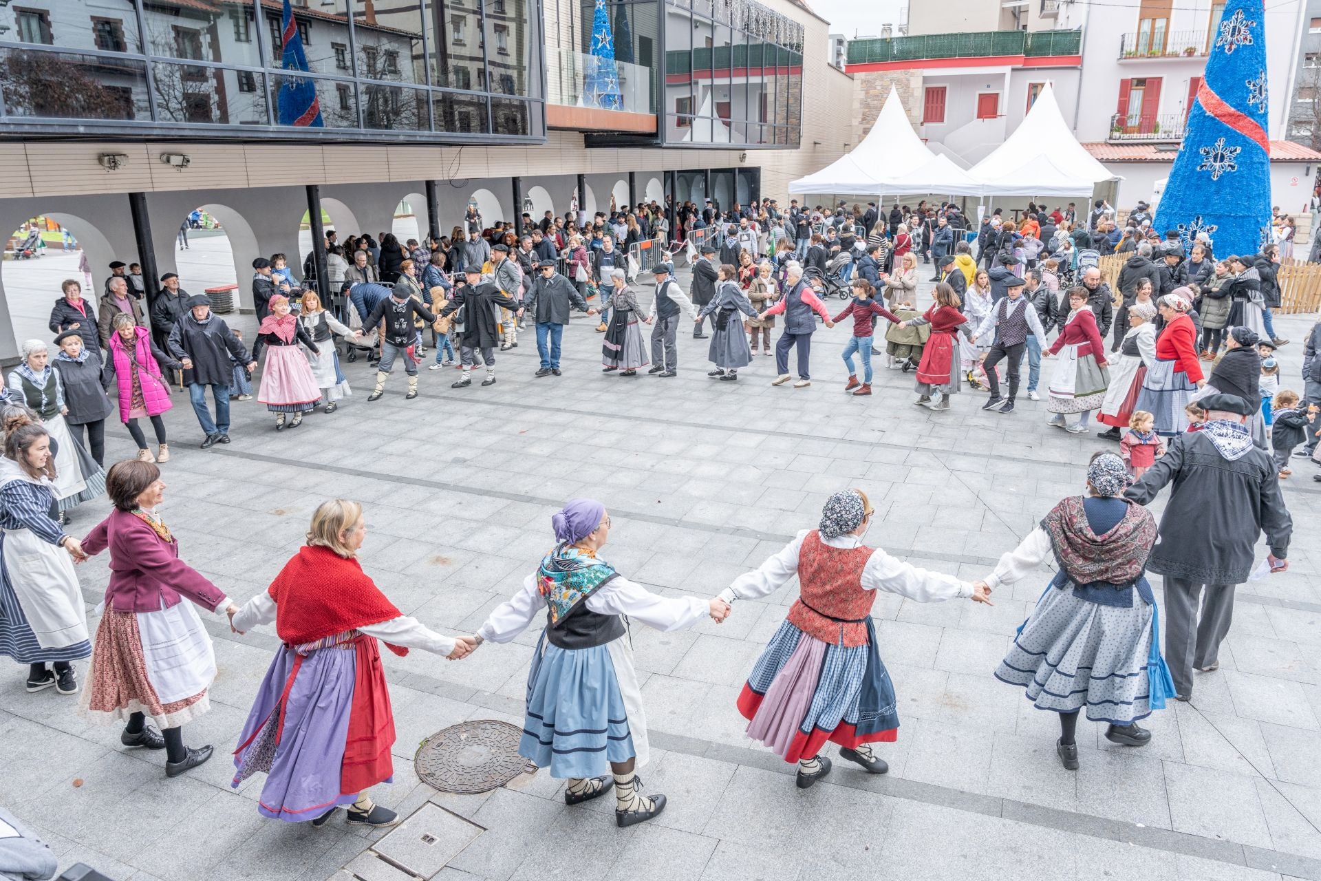 Los lasarteoriatarras disfrutan de Santo Tomás en su particular Okendo plaza