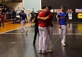Jaka e Imaz se abrazan tras el triunfo mientras Martija acude a felicitarles y Etxeberria se dirige al vestuario.