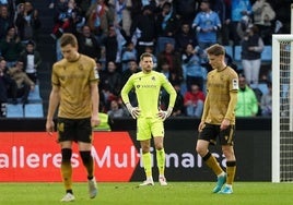 Sucic, Remiro y Turrientes, cabizbajos tras uno de los goles del Celta.