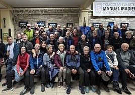 Mendizales del Depor y la sociedad Manuel Iradier, en la foto de familia del hermanamiento.