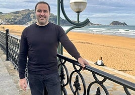 Iban San Martin junto a la nueva 'barandilla-Zarautz' instalada en la zona de Borghetto.