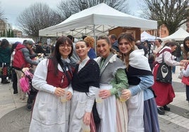 Nuria Durán, Maria Sansinenea, June Aiestaran y Naroa Giraldés en la Alameda, uno de los puntos centrales de Santo Tomás en Errenteria.