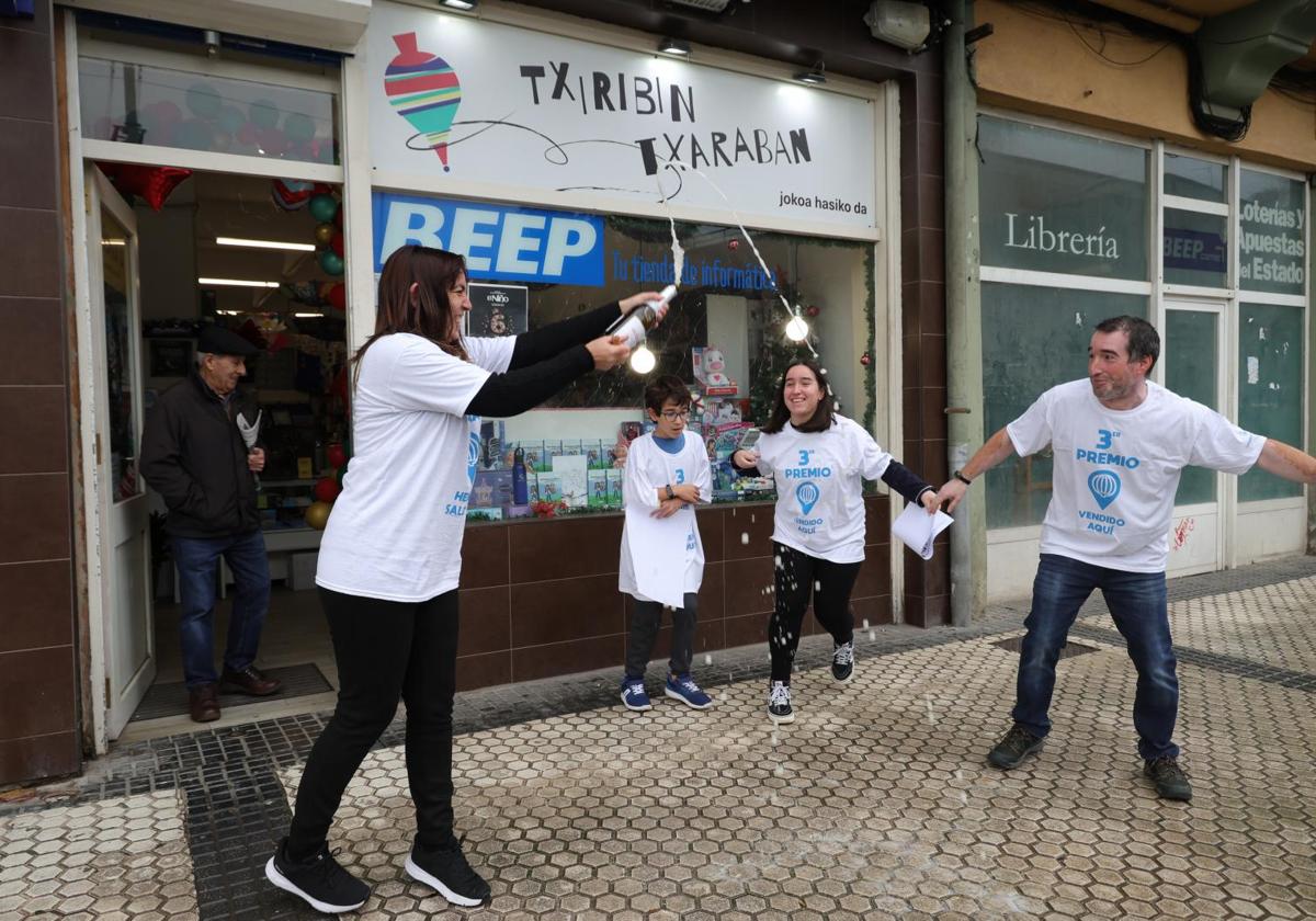 Alegría en la juguetería Txiribin Txaraban de Pasai Antxo, donde se han vendido 3 décimos del tercer premio