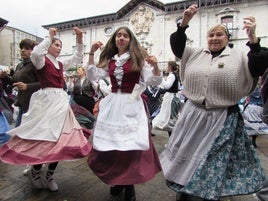 La tradicional txerri-dantza ha reunido a cientos de participantes en la plaza a mediodía para este baile popular.