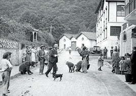 Gitanos con dos osos y un mono, en el barrio de Txarama (Tolosa), probablemente en la década de los años veinte.