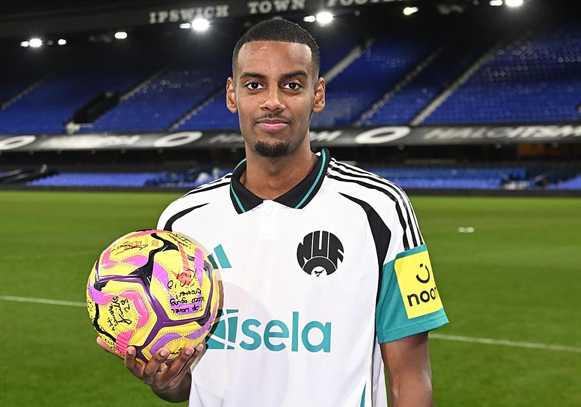 Alexander Isak con el balón firmado por sus compañeros con los que ha marcado su primer 'hat-trick'