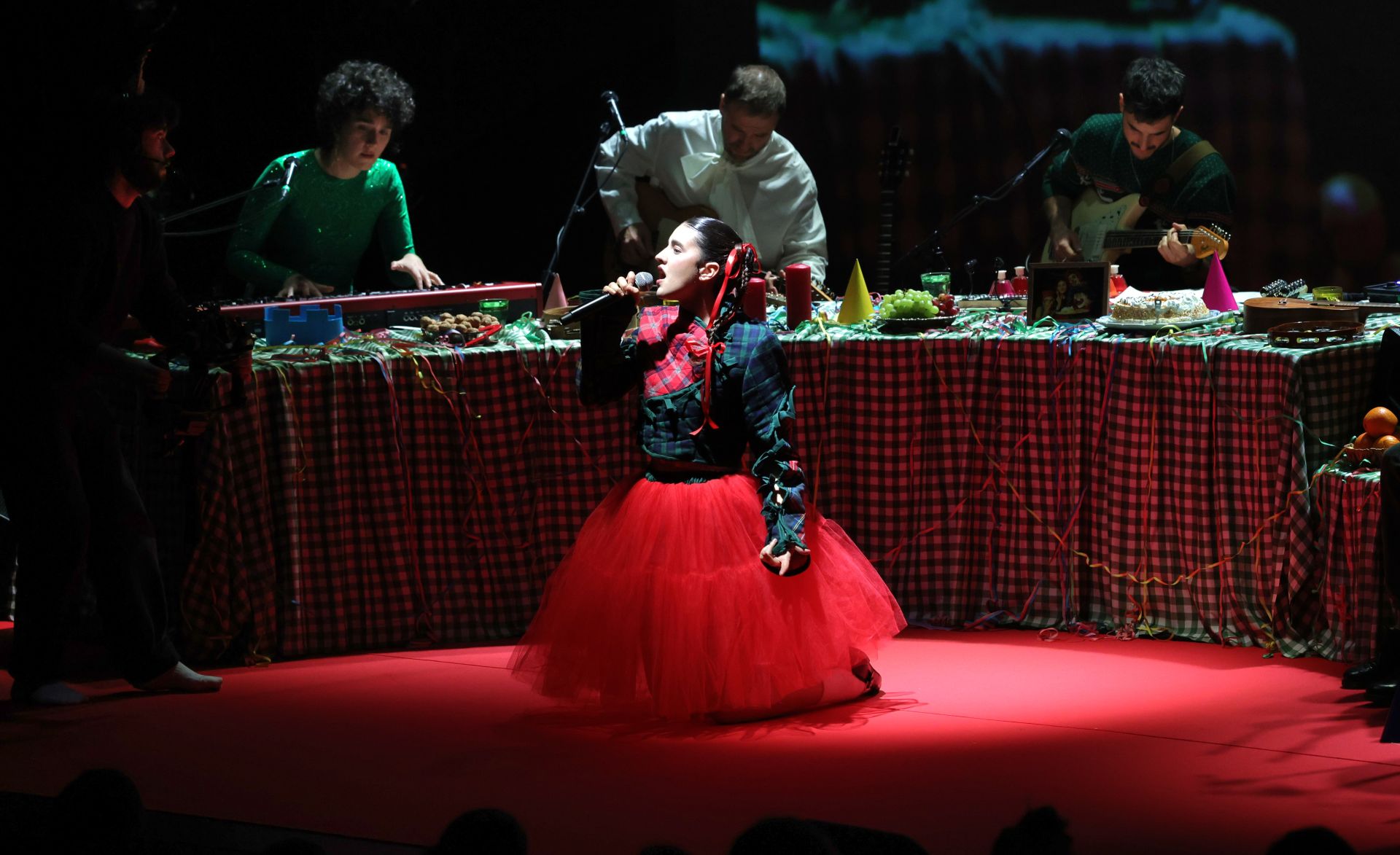 Izaro canta con 'su familia' en una deliciosa cena de Navidad