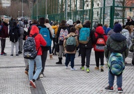 Niños de Primaria a la salida de un centro escolar de Donostia.