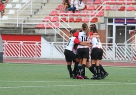 Las jugadoras del 'Haundi' femenino celebran un gol en Mintxeta.