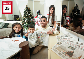 Álex y Usoa posan con sus hijos Elaia y Liam, en el salón de su casa con la decoración navideña de fondo.