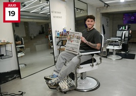 En la peluquería. Álex Muguruza posa en un sillón de su peluquería en Eibar con la portada en la que explicaba cómo prepararon la sorpresa para Mikel Oyarzabal.