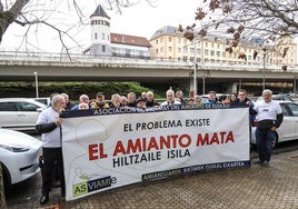 Miembros de ASVIAMIE concentrados frente al Instituto de la Seguridad Social de Donostia.