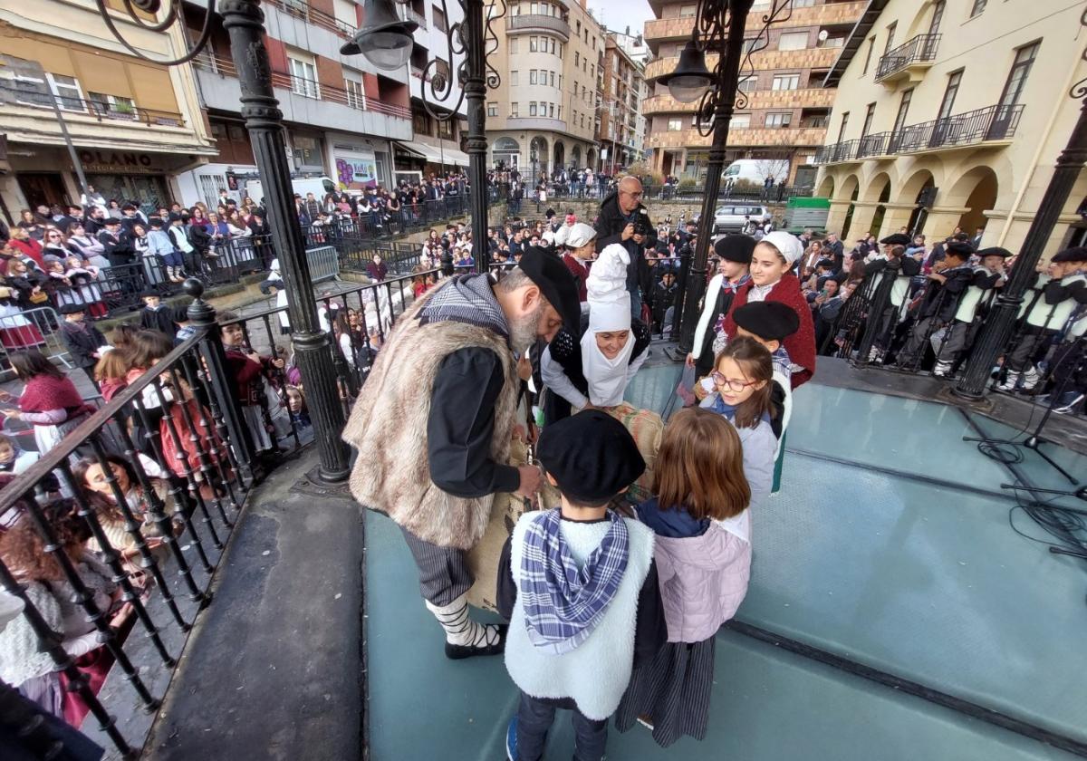 Olentzero y Mari Domingi en la visita realizada el pasado año a Beasain.